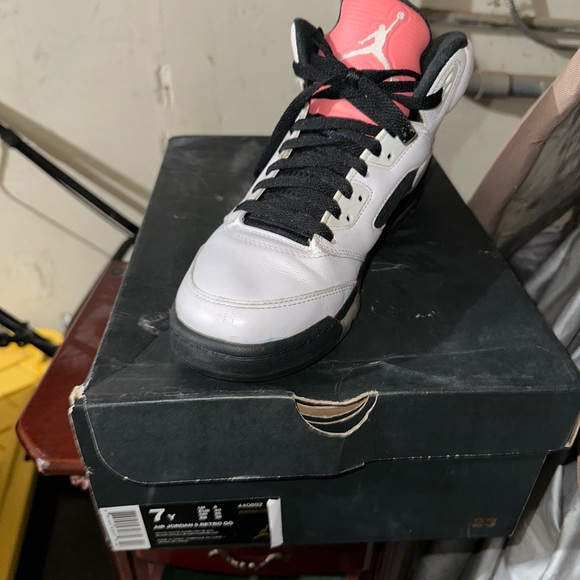 White Jordan’s big kids size 7 - Picture 1 of 1